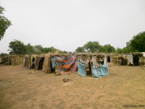 차드 티시에 지어진 난민들의 임시 거처 ©Max Gertler/ MSF