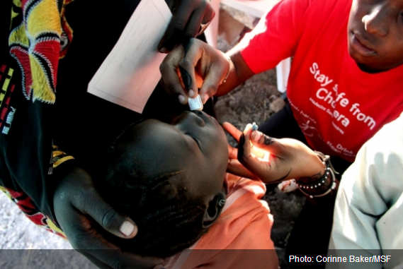 국경없는의사회 직원이 남수단 마반지역에서 진행된 예방접종 캠페인 중 한 어린이에게 콜레라 예방접종을 실시하고 있다.    