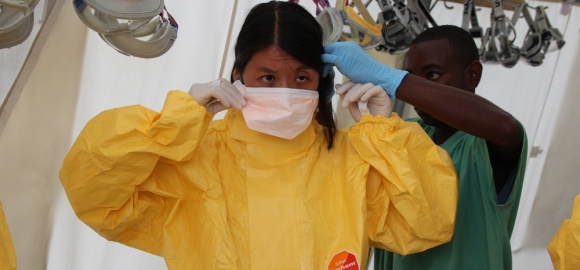 지난 8월, 시에라리온 카일라훈의 에볼라 치료센터를 방문한 국경없는의사회 국제 회장, 조앤 리우