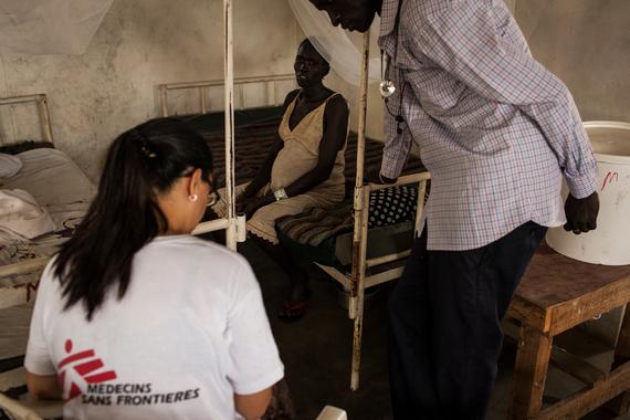 남수단 나시르 국경없는의사회 병원에서 출산을 앞둔 산모와 대화를 나누는 패트리샤의 모습 ⓒ Adriane Ohanesian