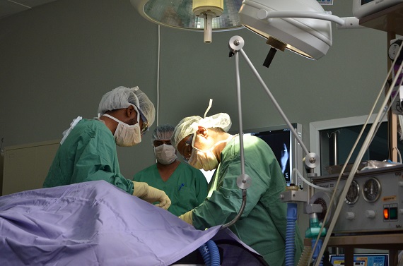  아덴 병원에서 수술이 진행되고 있다. ©MSF/Malak Shaher