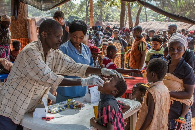 국경없는의사회가 탄자니아 니아루구수 난민캠프에서 경구용 콜레라 백신을 나눠주고 있다. ⓒ Erwan Rogard/MSF