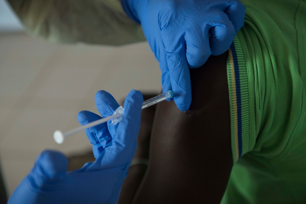 기니의 수도 코나크리의 돈카 병원에서 한 활동가가 에볼라 백신 임상시험에 참여하고 있다. ⓒYann Libessart/MSF