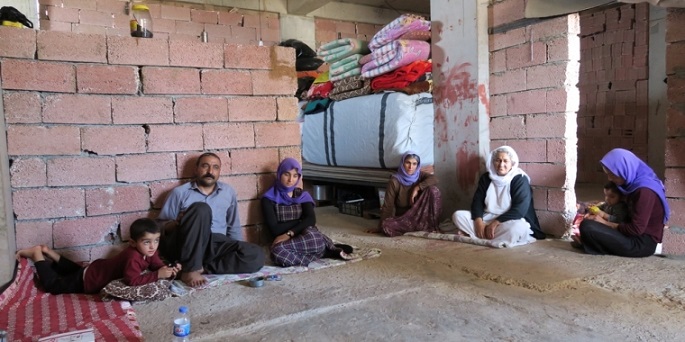 이라크 북부 자크호 근처에서 파르한과 그의 가족들은 뼈대만 세워진 복층 건물 안에 머물고 있다. ©Lucia Brinzanik/MSF
