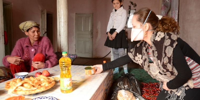 우즈베키스탄의 한 가정집에서 국경없는의사회 직원이 방문 치료를 받는 다제내성 결핵 환자에게 식료품을 전달하고 있다. ©MSF