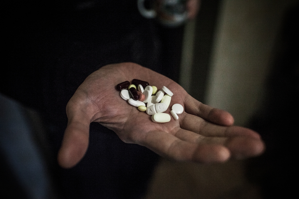 결핵에 걸린 환자가 자신이 복용하는 약을 보여주고 있다. ©Manu Brabo