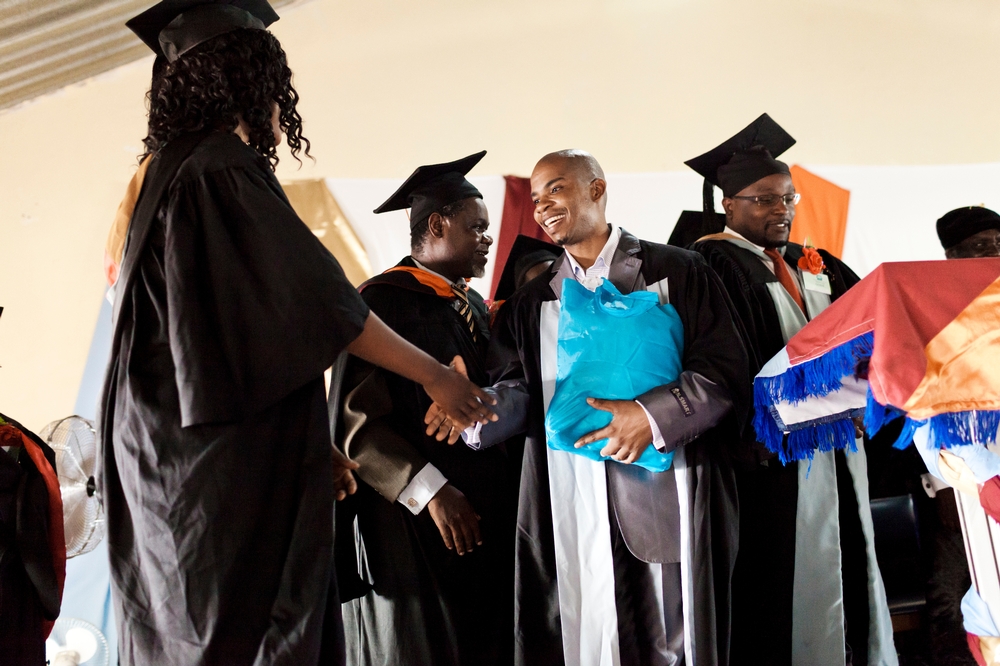 말라물로 대학에서 국경없는의사회 장학 프로그램을 통해 졸업한 치뭬뭬 날루소
