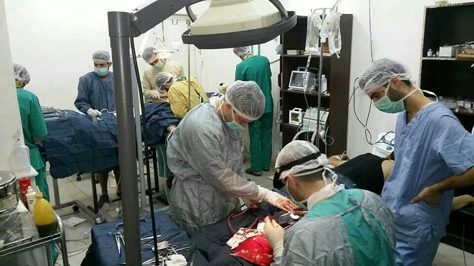 다마스쿠스 동부에 있는 임시 병원 수술실에서 의사들이 부상자를 치료하고 있다. ©MSF