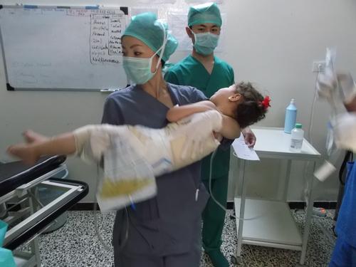 시리아 이들리브에 있는 국경없는의사회 병원에서 화상 환자를 치료하는 모습 ©Yuko Shirakawa/MSF