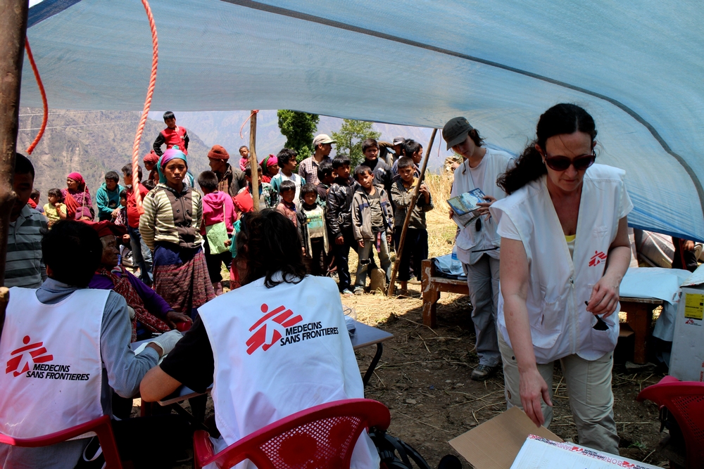 의료지원 및 피해상황 조사를 마친 국경없는의사회 팀은 지진으로 가장 큰 피해를 입은 카트만두 북서쪽 다딩 지역에 이동진료소를 설치해 환자들을 치료하고 있다 ⓒJean Pletinckx/MSF