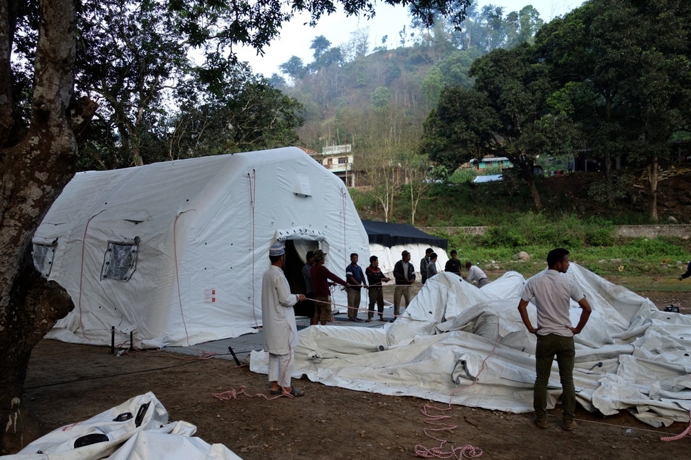 고르카 지역 아루가트에 부상자들을 치료하기 위해 공기주입식 병원을 설치하고 있는 국경없는의사회 팀