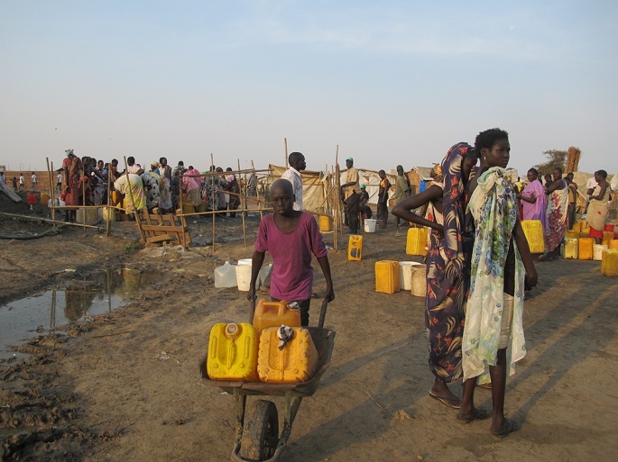 벤티우 근처 '민간인 보호' 구역에서 사람들이 물을 긷고 있다. ©Beatrice Debut/MSF