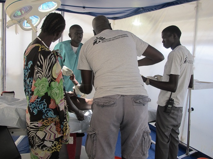 국경없는의사회 병원에서 직원이 어린 환자를 진찰하고 있다. ©Beatrice Debut/MSF 