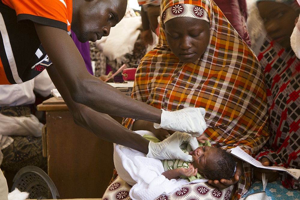 마이무사리 병원에서 소아마비 예방접종을 받고 있는 아이 © Abraham Oghobase