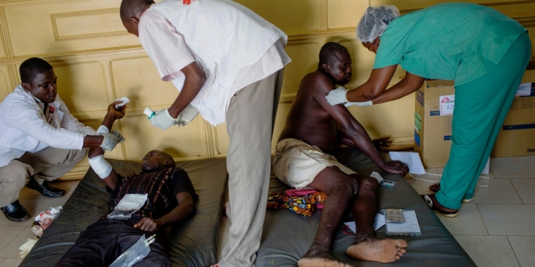 방기 종합병원에서 실시하는 부상자들이 치료를 받고있다 ©William Daniels/Panos Pictures