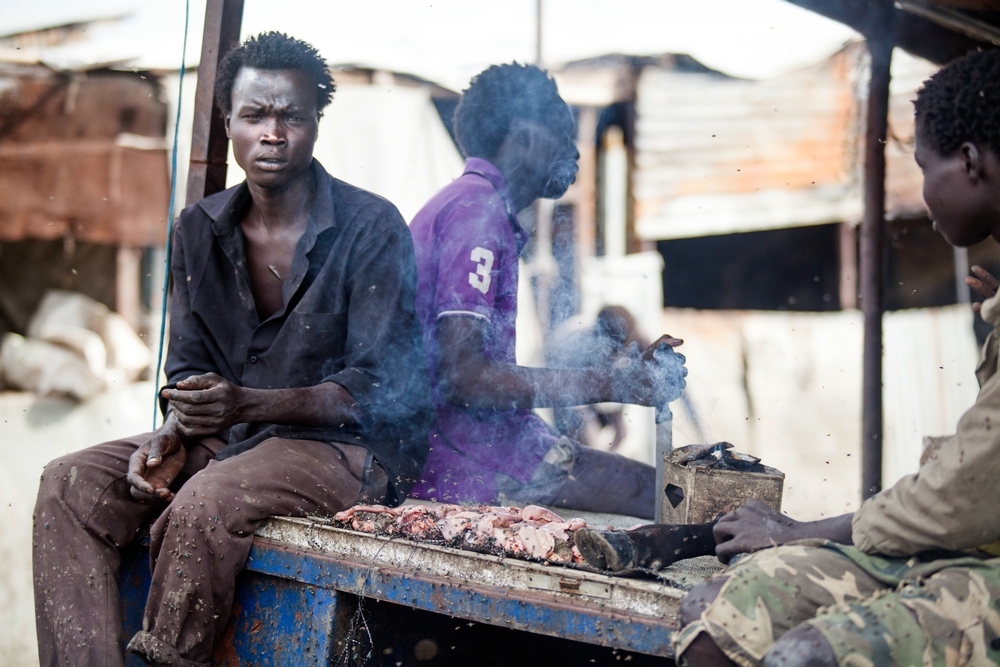 남수단 말라칼 민간인 보호 구역 내 시장에서 고기를 파는 남성 ⓒ Albert Gonzalez Farran/MSF