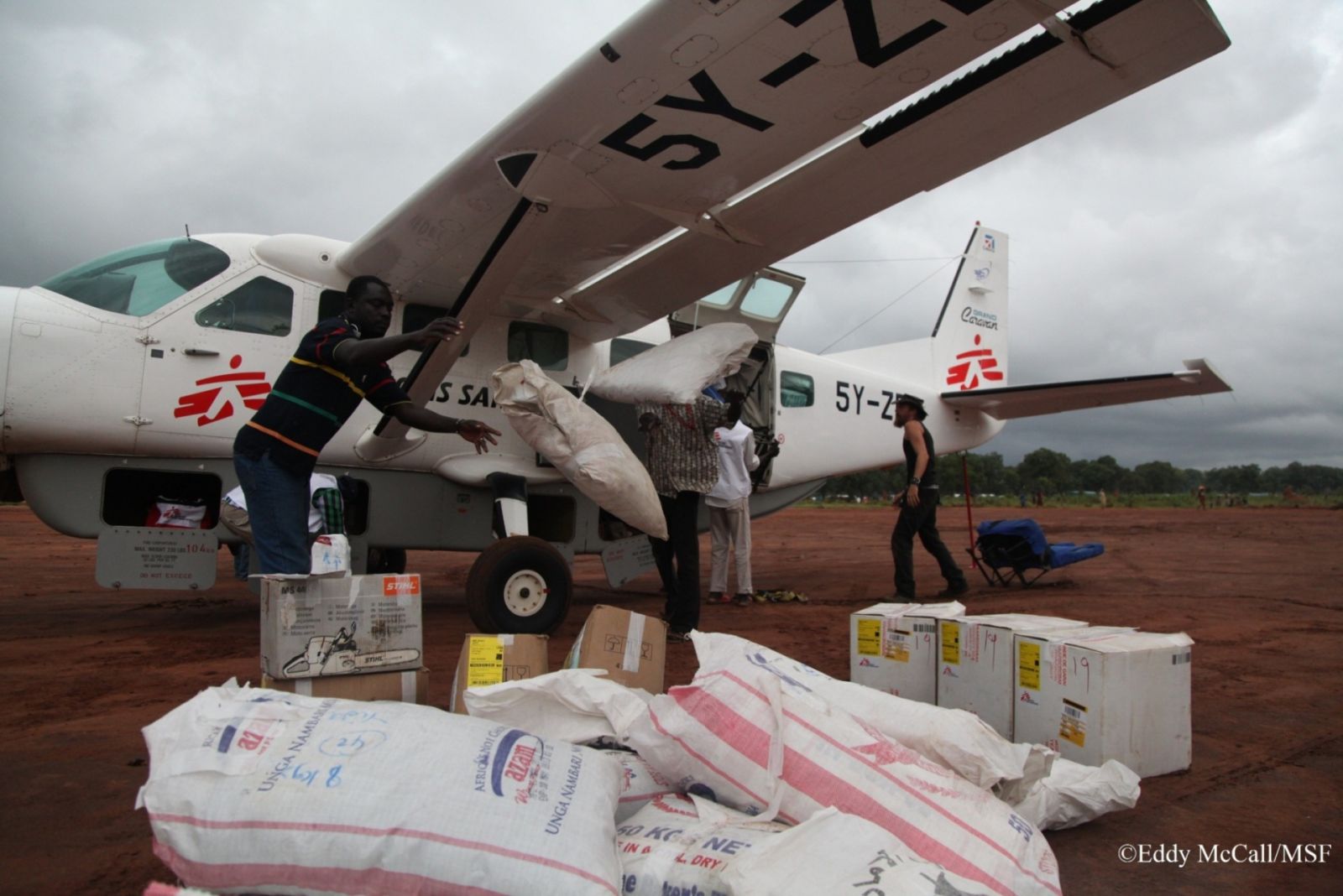 우기로 인해 구호물자, 의약품과 식량을 보급받기 어려워졌다. 물자는 항공기를 통해 보급해야만 한다. 