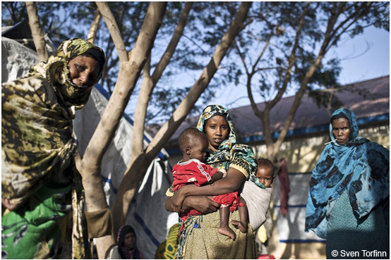 엄마와 어린이들이 국경없는의사회가 칼리프(Khalif)와 같은 아이를 돕기 위해 소말리에에서 운영 중인 갈카오 (Galcayo)의 영양 센터에서 제공한 약과 영양 보충 식품을 타기위해 기다리고 있다. Somalia 2011 © Sven Torfinn
