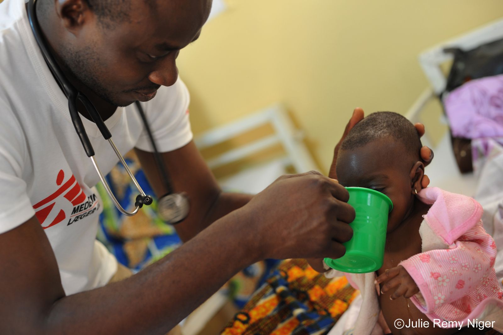 5달 된 아이가 니제르 영양실조 프로그램을 통해 치료받고 있다.