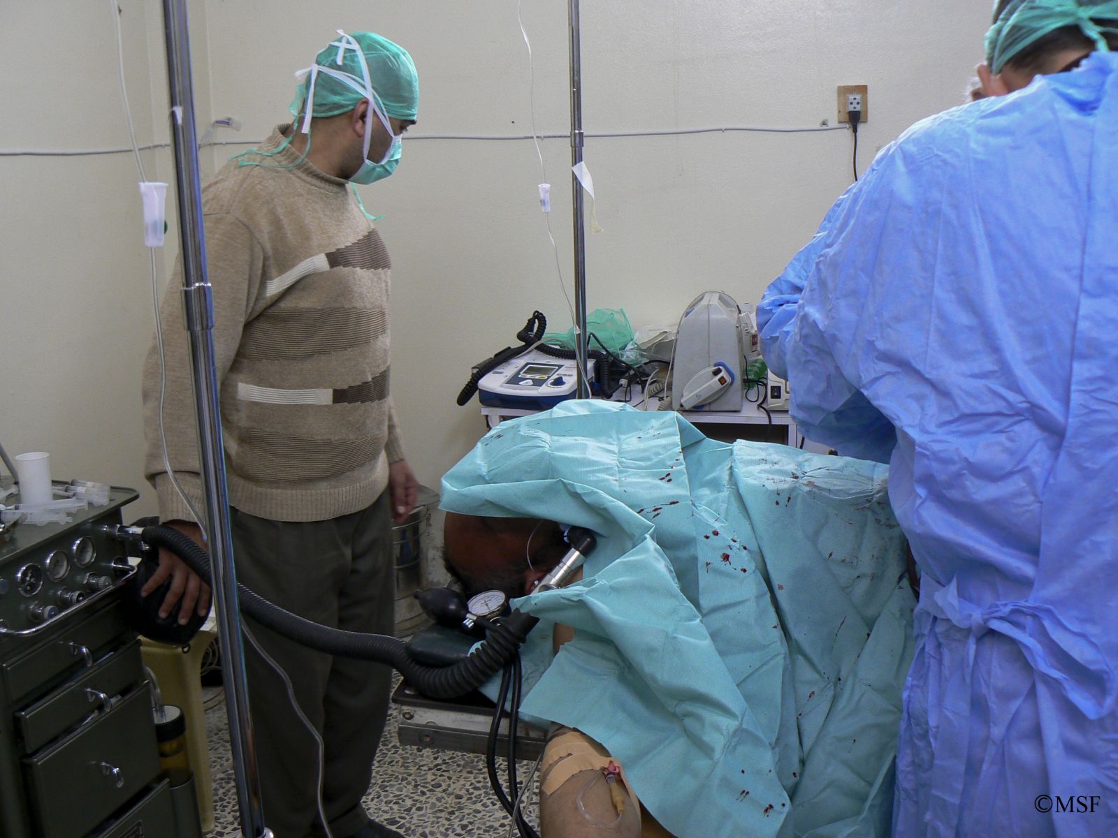 시리아 이들립에서 부상당한 환자를 대상으로 외과 수술을 진행하고 있다.