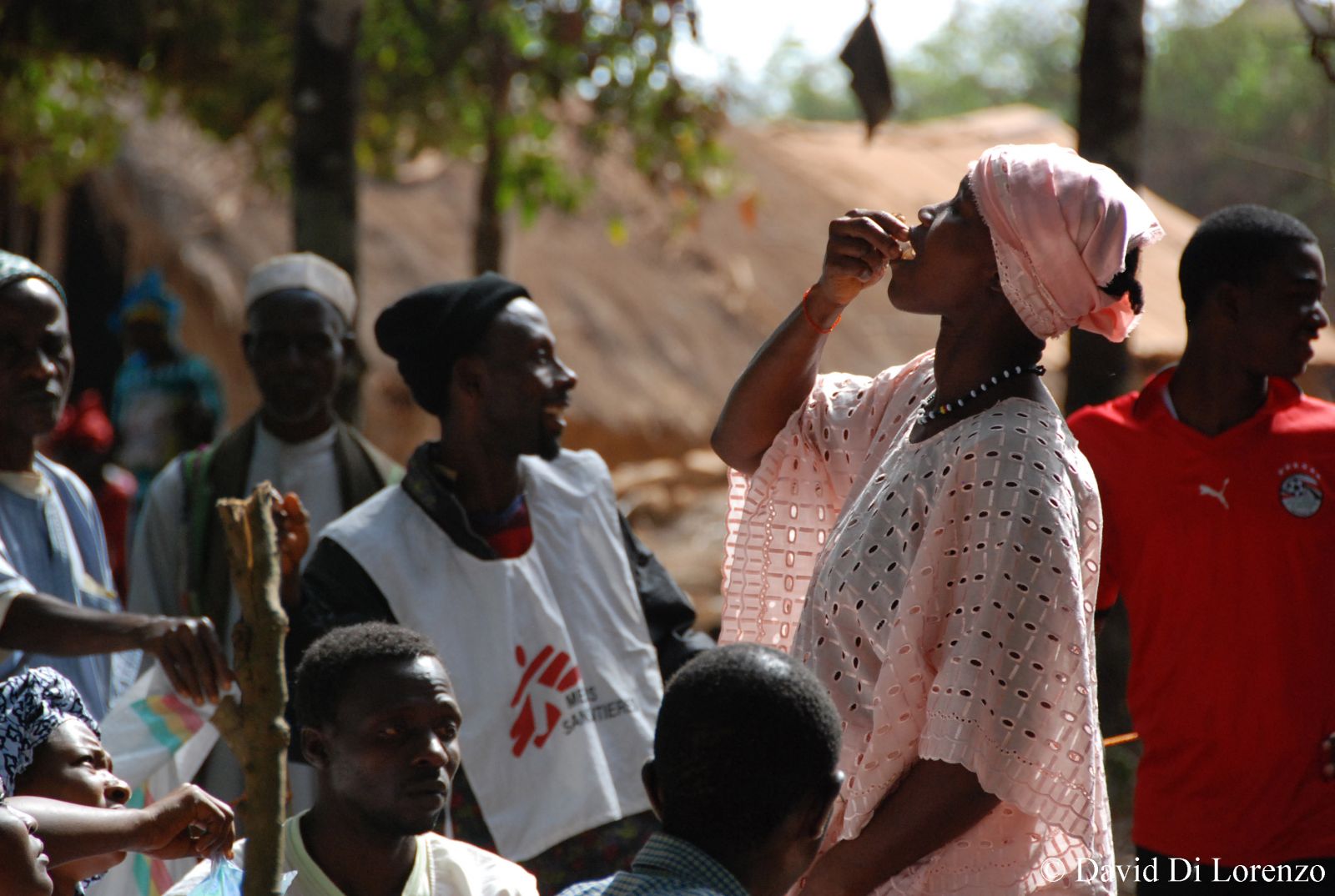 기니에서 국경없는의사회 프로그램을 통해 새로운 경구 투여 방식으로 콜레라 예방접종을 받고 있다.