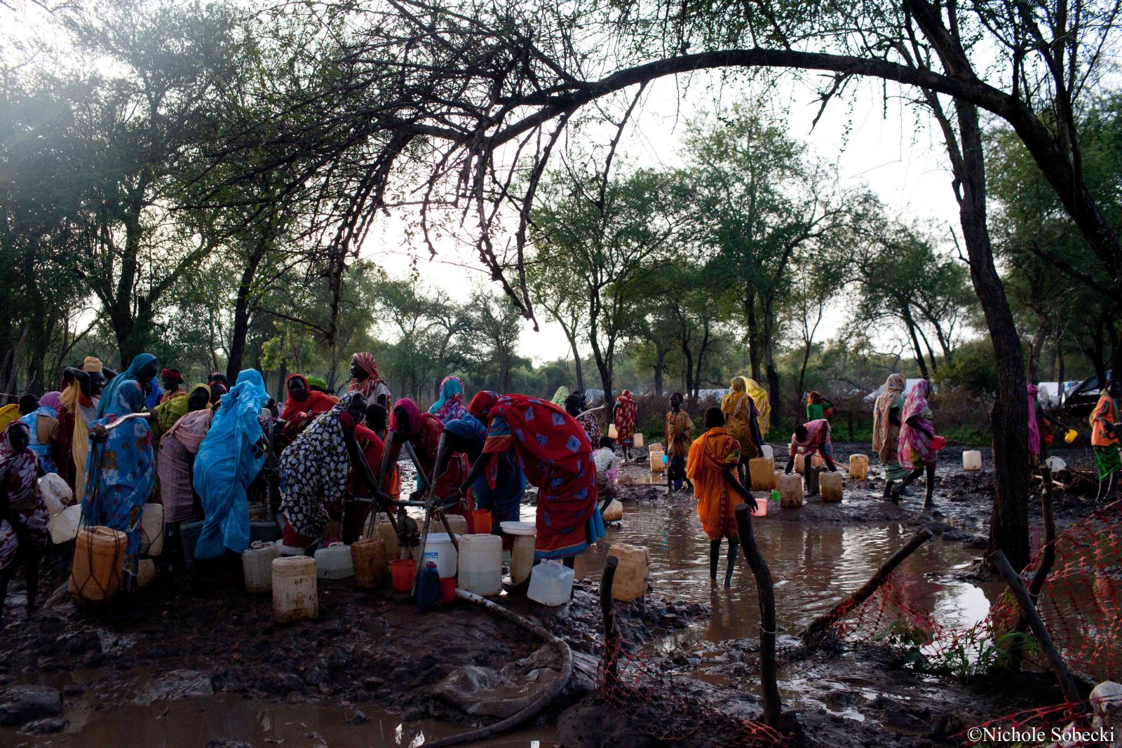 우기의 여파로 식수와 위생상태가 악화된 바틸 난민캠프에서 여성과 아이들이 물을 얻기 위해 기다리고 있다.
