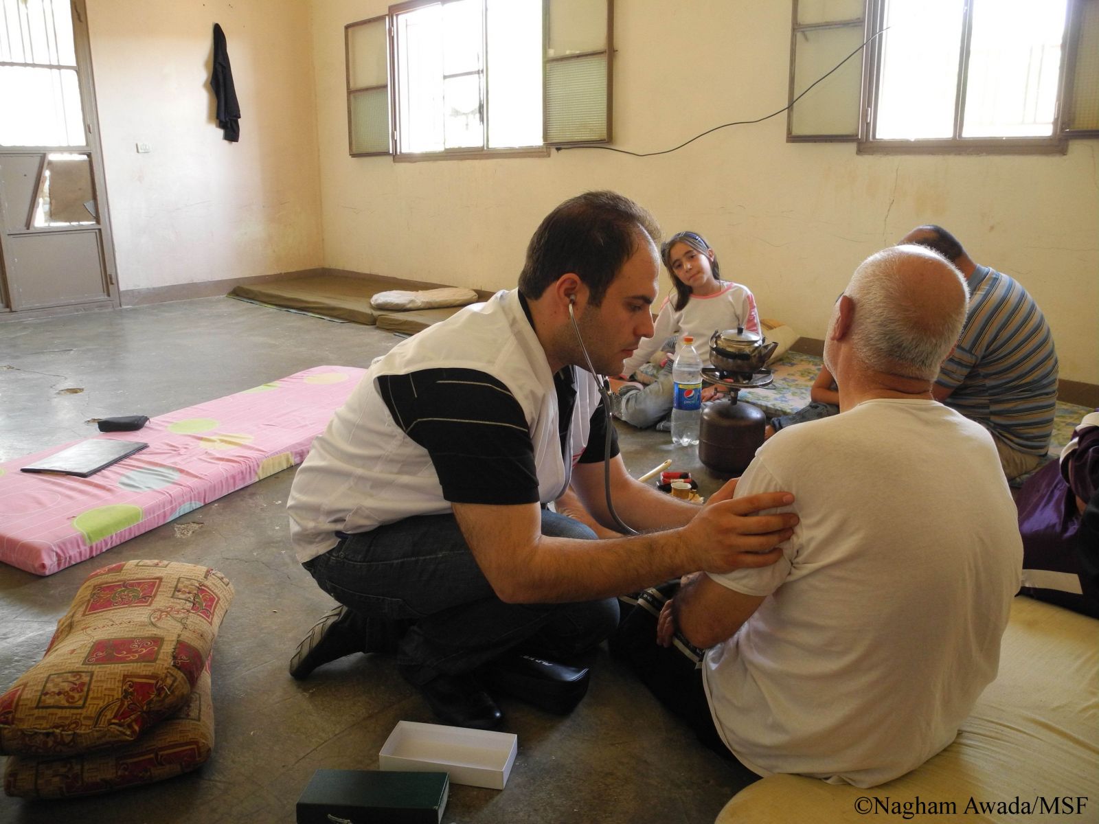 국경없는의사회 의료진이 레바논에 거주하는 시리아 난민을 방문해 검진하고 있다.