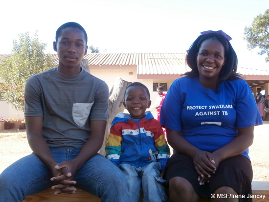 응캄파랄라(사진 가장 오른쪽)는 스와질랜드에서 에이즈환자들에게 자신의 경험을 공유하며 상담을 돕고 치료를 독려하고 있다.
