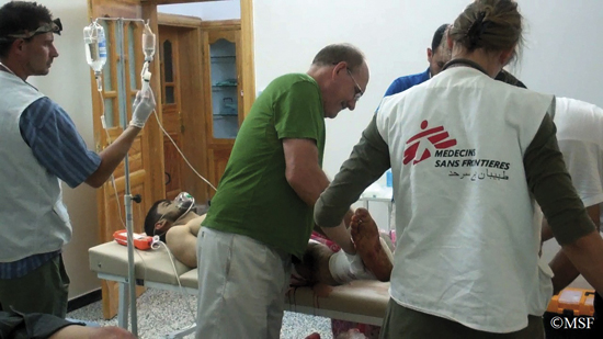 국경없는의사회 의료진들이 시리아 내 집을 개조한 병원의 수술실에서 부상당한 사람들을 치료하고 있다.