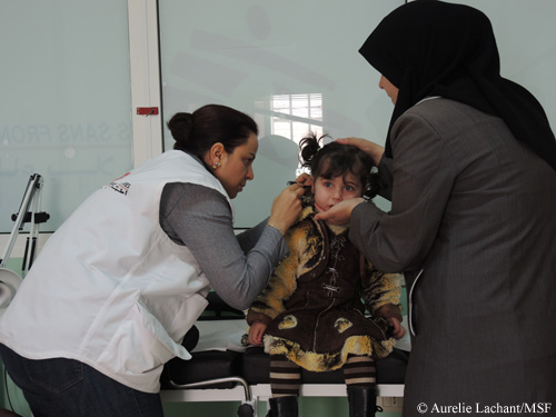 시리아 난민 소녀를 진찰하고 있는 국경없는의사회 의료진