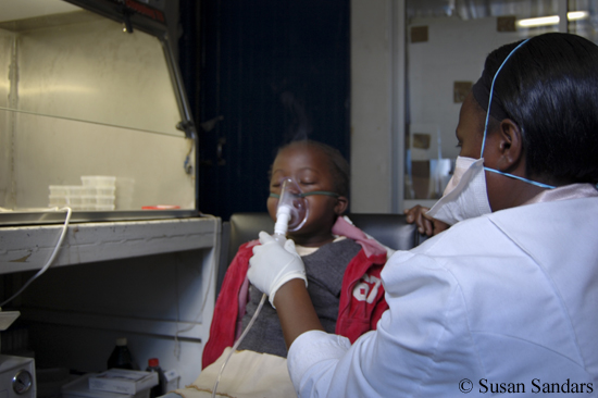 케냐 나이로비에서 결핵 진단 검사를 받는 어린이. 어린이의 경우 객담을 뱉어내는 것이 쉽지 않아 분무기를 사용한 점액 채취 방법을 사용하고 있다.