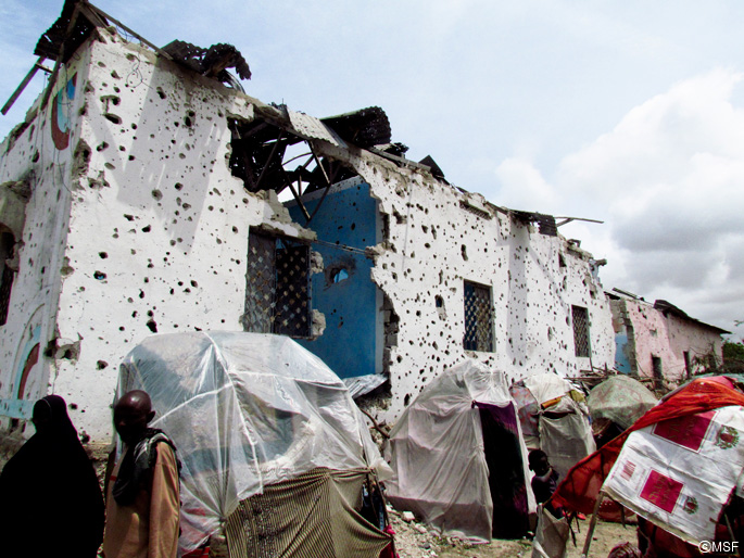 국경없는의사회 데이나일  병원과 멀지않은 모가디슈의 난민캠프 빌딩이 분쟁으로 인해 무너져 있다. 