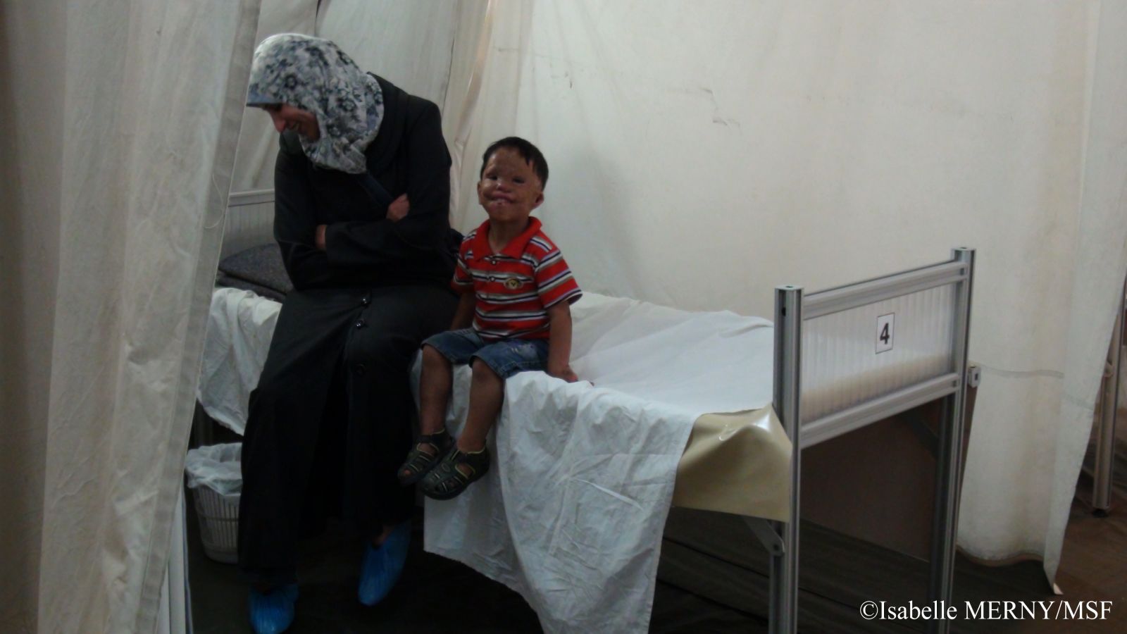 칸 유니스의 국경없는의사회 병원, 유세프가 수술 전 진료를 받고 있다. ©Isabelle MERNY/ MSF