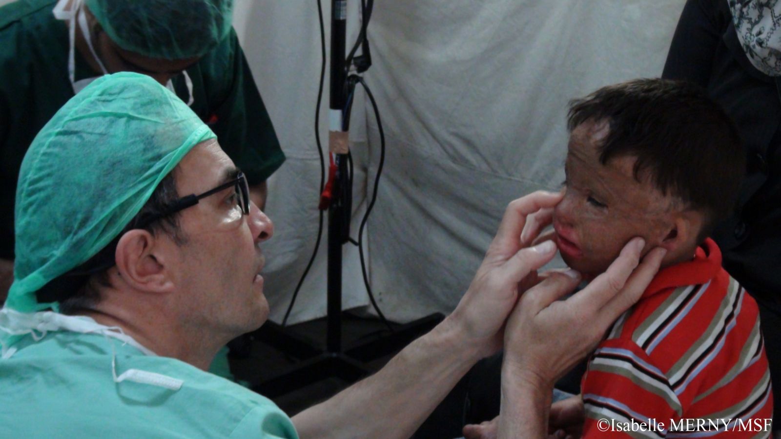 칸 유니스의 국경없는의사회 병원, 유세프 가 수술 전 진료를 받고 있다. ©Isabelle MERNY/ MSF
