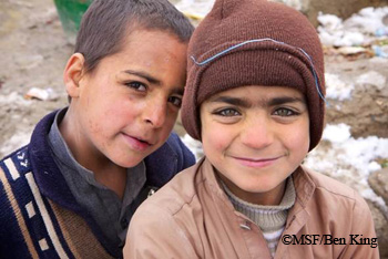 카불 동쪽에 위치한 실향민 캠프의 아이들 ©Ben King/ MSF