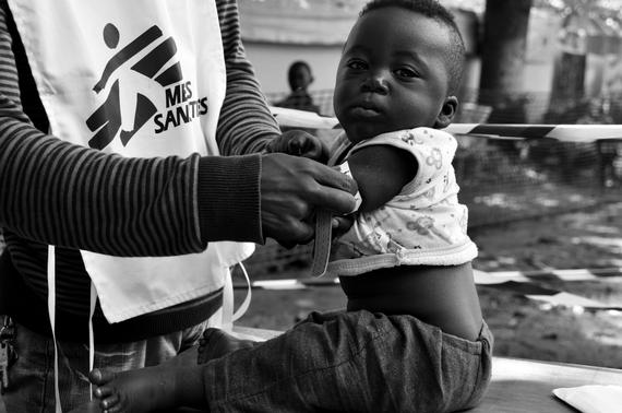 중앙아프리카공화국 수도 방기에서 실시한 난민 예방접종 캠페인. 한 보건단원이 아동에게 예방접종을 실시하고 있다. 국경없는의사회는 수천 명의 난민들이 모여 있는 그랜드 모스크에서 폐렴 및 각종 질병에 대한 예방접종을 실시했다. 전 세계적으로 아동 5명 중 1명은 여전히 완전한 예방접종을 못 받고 있다. (©Aurelie Baumel/MSF)