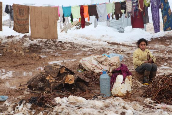차가운 안개가 깔린 바알벡 외곽에 있는 임시 정착촌에서 한 아동이 빨랫줄 근처에서 땔깜을 찾고 있다. ©Ghazal Sotoudeh/MSF