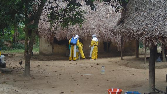 에볼라 대응 활동을 진행하고 있는 국경없는의사회 신속 대응팀 ©Yann Libessart/MSF