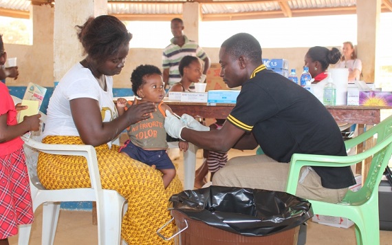 정기 예방접종이 중단되어 홍역 감염 사례가 계속 보고되고 있다. 국경없는의사회는 대규모 예방접종을 실시할 수 있도록 현지 보건 당국과 협력하여 일하고 있다. © Adolphus Mawolo