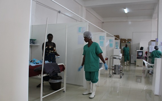 새롭게 몬로비아에 세운 국경없는의사회 소아과 병원. 병원 내에서 질병이 퍼지는 것을 예방하고자 병상 사이의 공간을 더 넓혔다. © Adolphus Mawolo