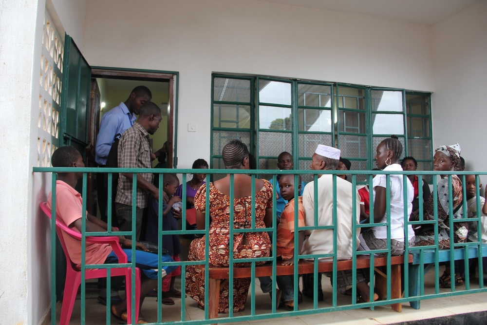 시에라리온 프리타운의 에볼라 생존자 진료소에서 상담을 기다리는 환자들. ©Sophie McNamara/MSF