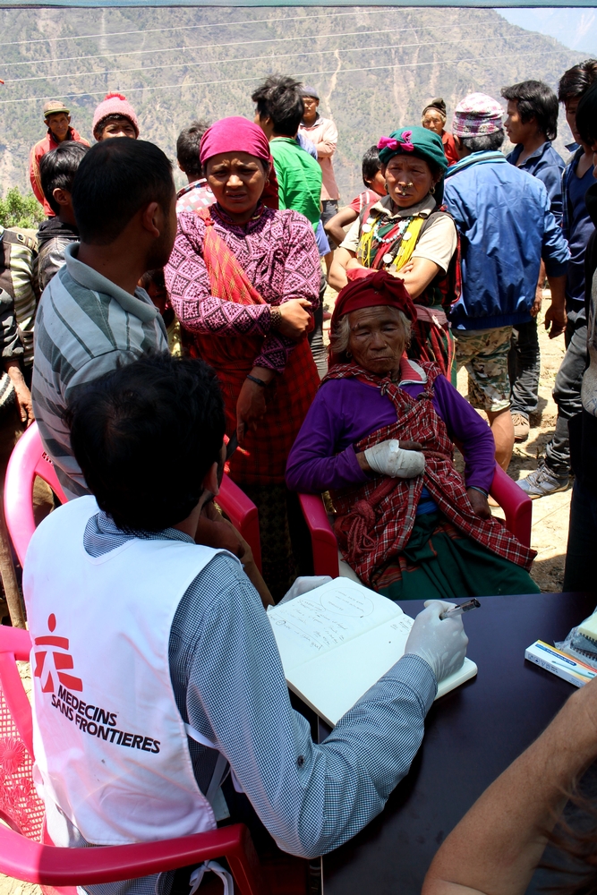 이번 지진으로 심각한 피해를 입었음에도 의료 지원을 거의 받지 못하고 있는 카트만두 북서부 산악 지역에서 이동 진료를 시작했다. ©Jean Pletinckx/MSF