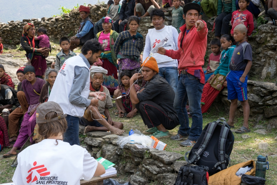 2015년 5월 6일, 네팔 다딩 지역 내 쿠니 마을에서 한 국경없는의사회 의료 팀이 이동 진료소 활동을 하고 있다. 이번 지진으로 쿠니에 있는 가옥 220채가 모두 파괴되어 천여 명의 주민들이 집을 잃었고, 마을로 진입하는 도로가 끊겨 쿠니로 들어가기가 매우 어렵다. 게다가 수차례 벌어진 산사태로 쿠니와 인접한 모든 도로가 차단돼, 마을은 더욱 고립된 상태다. ©Brian Sokol/MSF