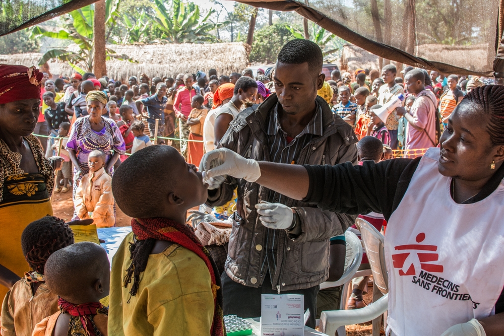 국경없는의사회가 탄자니아 니아루구수 난민캠프에서 경구용 콜레라 백신을 나눠주고 있다 ⓒErwan Rogard/MSF