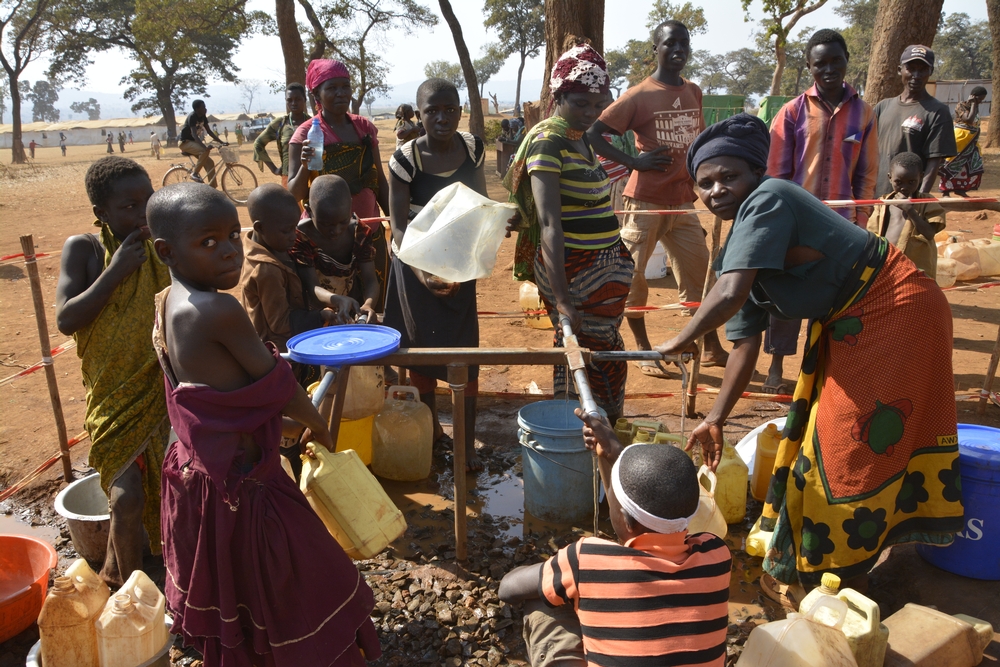 탄자니아 니아루구수 난민캠프 내 5개 식수 배급지점 중 한 곳, 국경없는의사회는 하루에 약 27만 리터의 식수를 배급하고 있다. ⓒEveline Meier/MSF