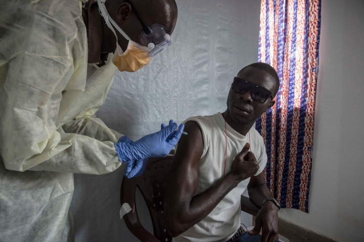 기니의 수도 코나크리의 돈카 병원에서 한 활동가가 에볼라 백신 임상시험에 참여하고 있다. ⓒYann Libessart/MSF