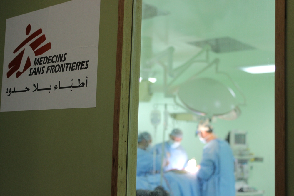 새로 연 재건 외과 병원에서 의료팀들이 외과수술을 하고 있다. ⓒMSF