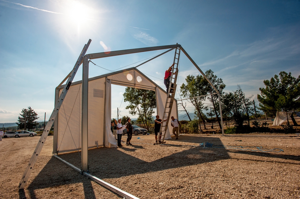 국경없는의사회와 유엔난민기구가 함께 계획을 세운 임시캠프의 첫번째 천막을 세우고 있는 국경없는의사회 로지스티션 아니발과 셀린의 모습 ⓒBorja Ruiz Rodriguez/MSF