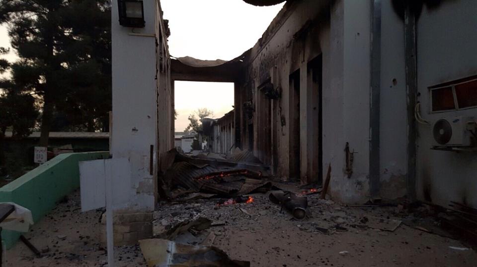 아프가니스탄 쿤두즈에 있는 국경없는의사회의 병원이 폭격을 받아 12명의 직원과 환자 10명이 사망했다. ⓒMSF