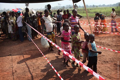 홍역 예방접종을 받기 위해 줄을 서고 있는 아동들